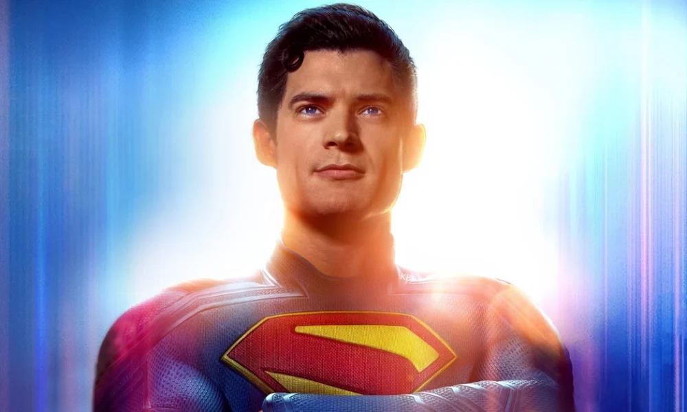 David Corenswet caracterizado como Superman em imagem promocional do novo filme dirigido por James Gunn, vestindo o clássico traje azul e vermelho com o símbolo 'S' no peito