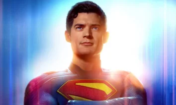 David Corenswet caracterizado como Superman em imagem promocional do novo filme dirigido por James Gunn, vestindo o clássico traje azul e vermelho com o símbolo 'S' no peito