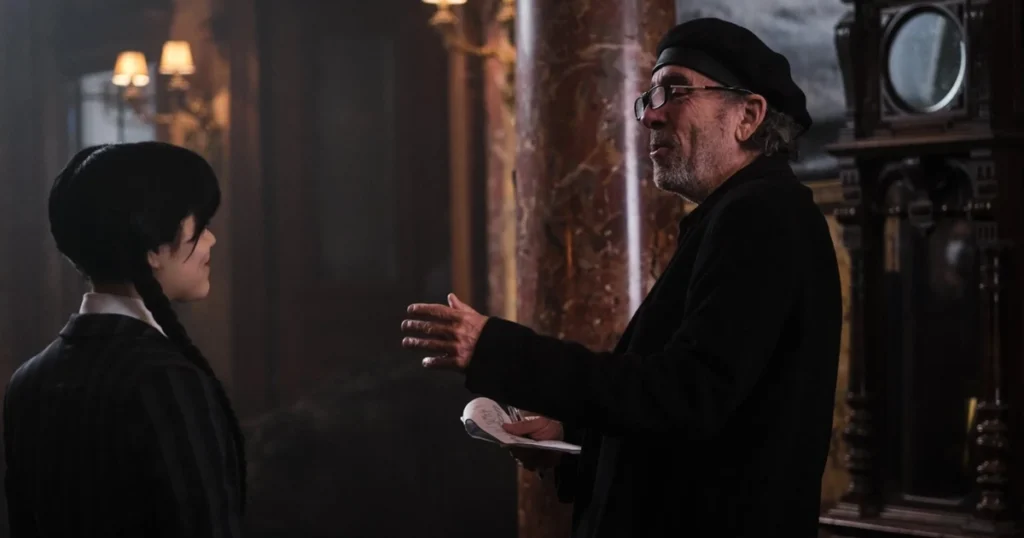 Tim Burton dirige Jenna Ortega no set de filmagens da série Wandinha da Netflix