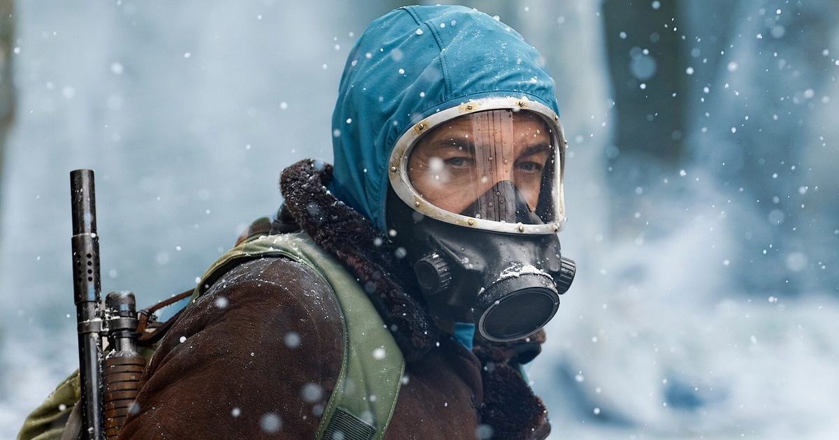 trailer de o eternauta Ricardo Darín com traje de proteção e máscara em cena da série O Eternauta durante tempestade de neve apocalíptica