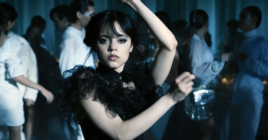 Cena de Wandinha dançando no episódio 4 da série da Netflix; sequência viral protagonizada por Jenna Ortega se tornou um dos momentos mais marcantes da 1ª temporada.