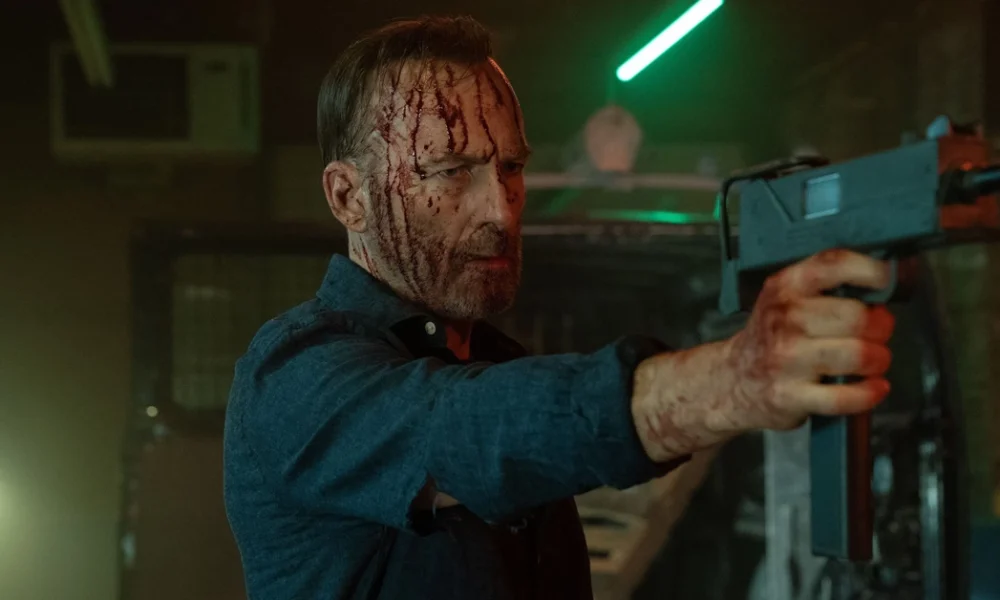 Cena do trailer de Anônimo 2 (2025), filme de ação estrelado por Bob Odenkirk