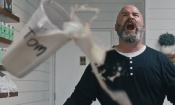 Cena do trailer oficial da série Bad Thoughts, da Netflix, com Tom Segura em destaque