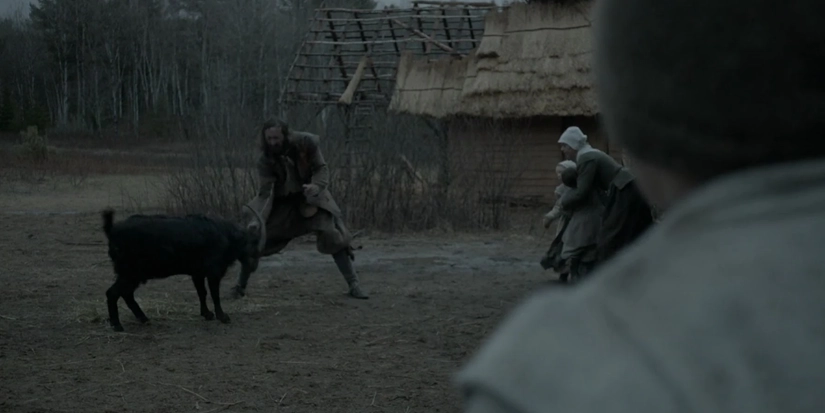 curiosidade black philip a Cena do filme A Bruxa (2015) em que o bode Black Philip ataca o pai da protagonista, em um momento tenso do terror dirigido por Robert Eggers