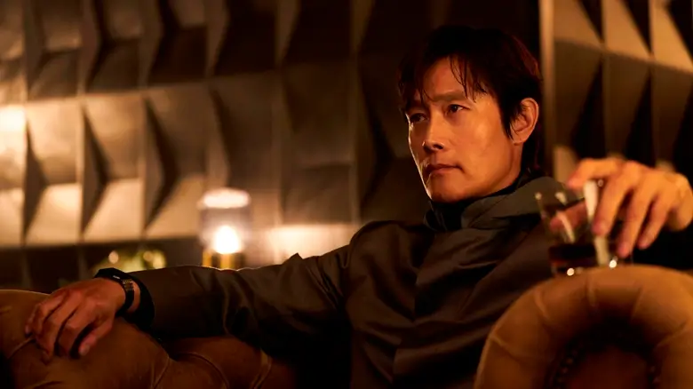 detalhes enredo terceira temporada round 6 Lee Byung-hun segurando um copo em cena da terceira temporada de Round 6