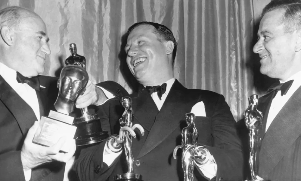 Harold Russell (ao centro), segurando seu Oscar honorário e o prêmio de Melhor Ator Coadjuvante, ao lado do produtor Samuel Goldwyn (à esquerda) e do diretor de Os Melhores Anos de Nossas Vidas, William Wyler. Crédito: Bettmann/Getty Images