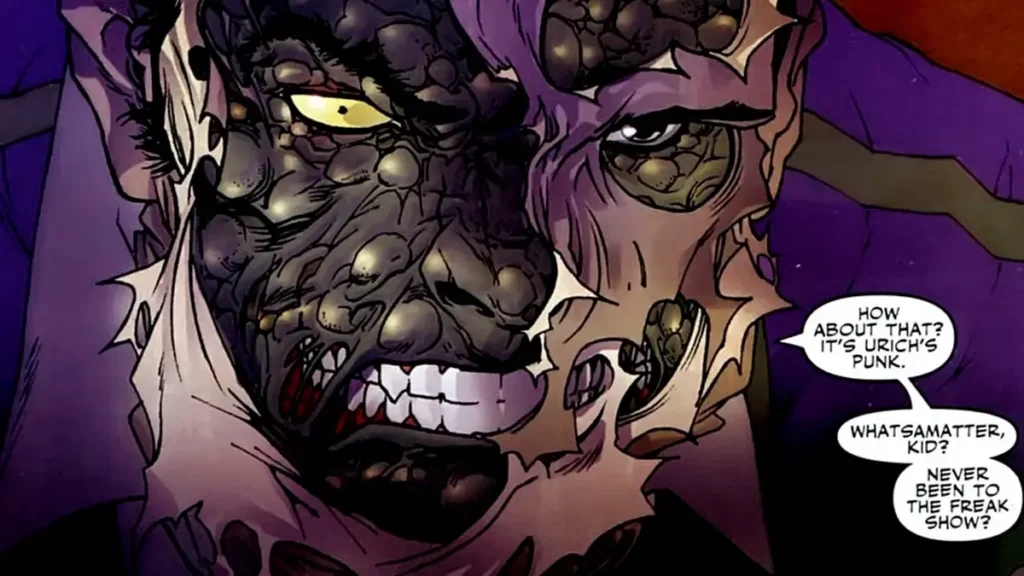 Norman Osborn em Spider-Man Noir: o Duende deformado da Terra-90214 Norman Osborn revelando seu rosto grotescamente deformado nos quadrinhos de Spider-Man Noir, com a pele sendo arrancada e dentes à mostra.