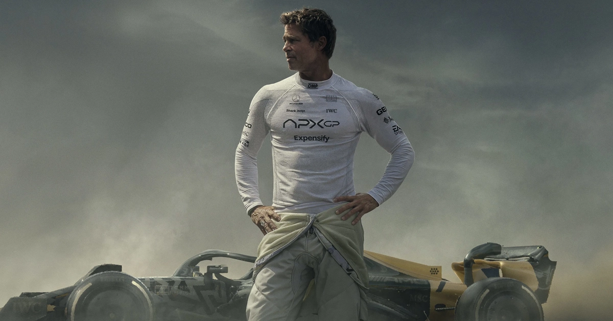 Brad Pitt em imagem de divulgação do novo trailer de F1 (2025), vestindo macacão de piloto ao lado de um carro de Fórmula 1