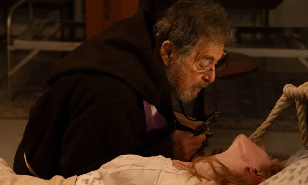 Cena do filme O Ritual (2025), com Al Pacino interpretando um padre durante um exorcismo intenso na personagem de Abigail Cowen, amarrada à cama.