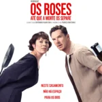 Pôster nacional do filme Os Roses: Até que a Morte os Separe, com Olivia Colman segurando uma frigideira e Benedict Cumberbatch com uma garrafa quebrada nas costas, em pose de confronto. O slogan diz: “Neste casamento não há espaço para os dois”.