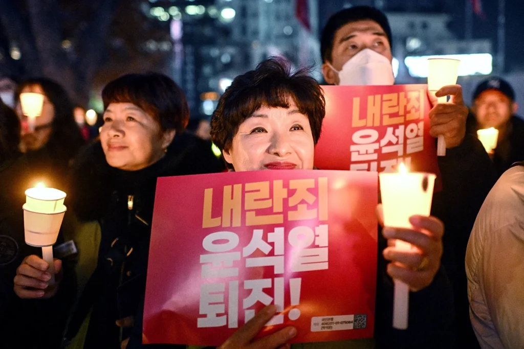 revolta da populacao contra cho doo soon Manifestantes sul-coreanos seguram velas e cartazes durante protesto exigindo punição severa para Cho Doo-soon,