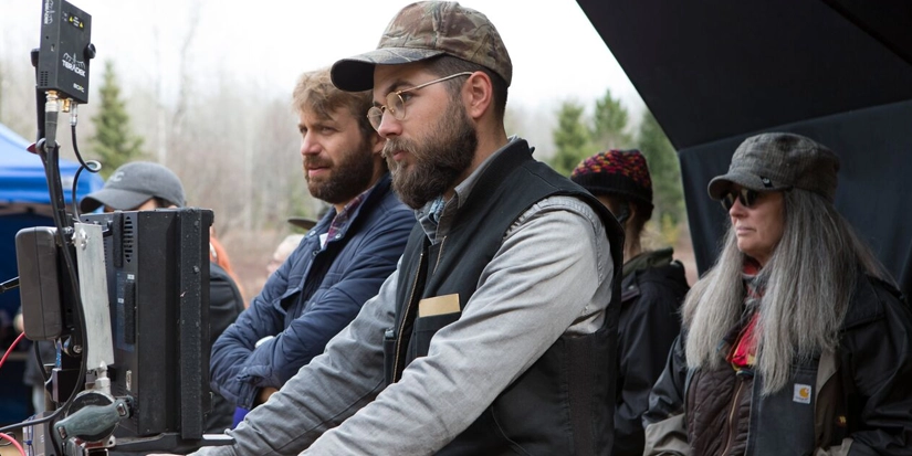 robert eggers a O diretor Robert Eggers acompanha as filmagens de A Bruxa (2015) nos bastidores, concentrado diante dos monitores durante as gravações em locação no Canadá