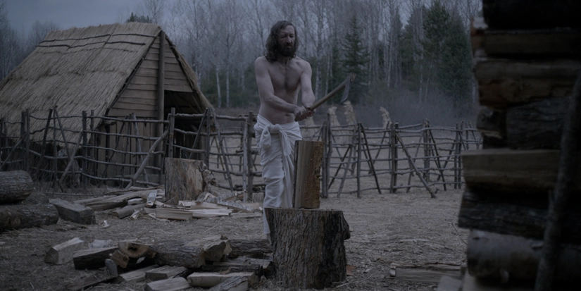 sacrificios fisicos ralph ineson a Ralph Ineson sem camisa cortando lenha em cena do filme A Bruxa (2015), como parte da preparação física intensa para interpretar o patriarca William
