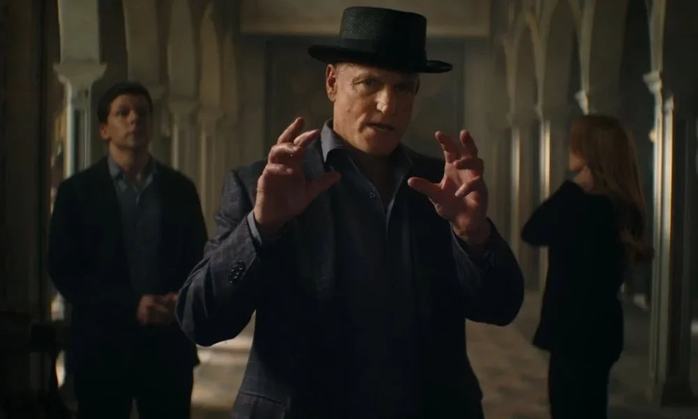 Cena do trailer de Truque de Mestre – O 3º Ato (2025), com Woody Harrelson como o hipnotizador Merritt McKinney em um corredor misterioso; sequência do filme de mágica da Lionsgate com estreia prevista para novembro de 2025.