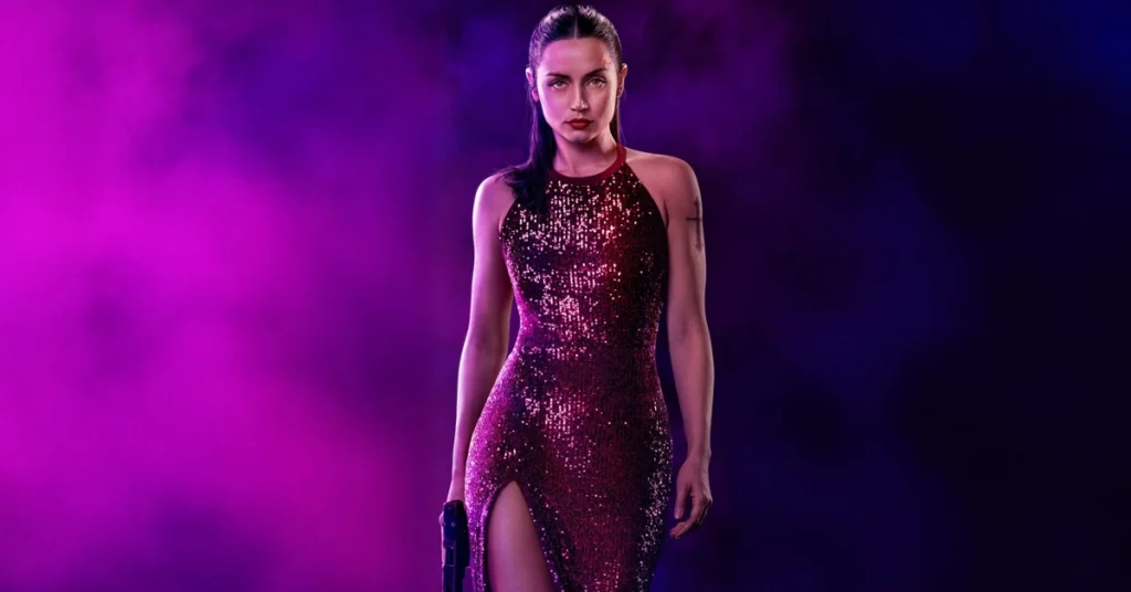 Ana de Armas vestida com um elegante vestido vermelho brilhante e segurando uma arma em imagem promocional do filme "Bailarina: Do Universo de John Wick".