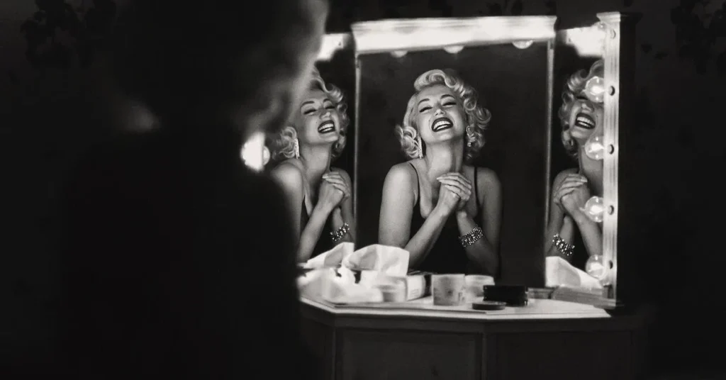 Ana de Armas como Norma Jeane diante do espelho em cena do filme Blonde (2022), inspirado na vida de Marilyn Monroe.