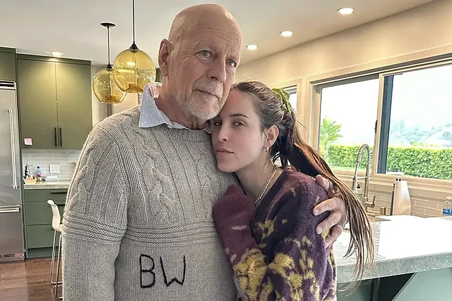 bruce e scout willis Bruce Willis abraça sua filha Scout Willis na cozinha de casa, ambos usando suéteres em um momento de carinho