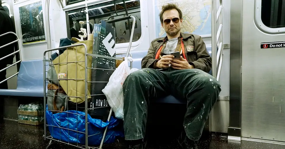 Christian Slater como Mr. Robot no metrô – Mr. Robot Christian Slater como Mr. Robot sentado em um vagão de metrô em Mr. Robot. A cena marca o primeiro encontro entre ele e Elliot. Foto por USA Network/Peter Kramer – © 2014 USA Network Media, LLC.