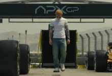 Cantor Ed Sheeran caminha entre carros de Fórmula 1 em videoclipe de "Drive".