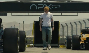 Cantor Ed Sheeran caminha entre carros de Fórmula 1 em videoclipe de "Drive".