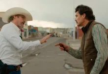 Cena do filme Eddington (2025) com Joaquin Phoenix e Pedro Pascal discutindo em uma rua deserta.