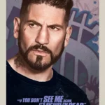 ALT: Pôster do filme "Em Ritmo de Fuga" (Baby Driver) com Jon Bernthal.