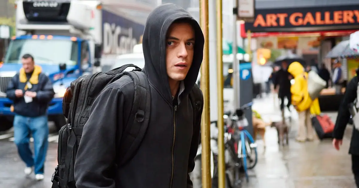 Elliot em cena do episódio piloto de Mr. Robot (2015) Cena de Mr. Robot com Elliot (Rami Malek) andando pelas ruas de Nova York no episódio piloto.