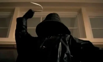 Assassino encapuzado empunha um gancho em cena do trailer do filme Eu Sei o que Vocês Fizeram no Verão Passado (2025), refilmagem do clássico do terror.