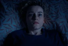Julia Garner assustada em cena do filme de terror A Hora do Mal (2025)
