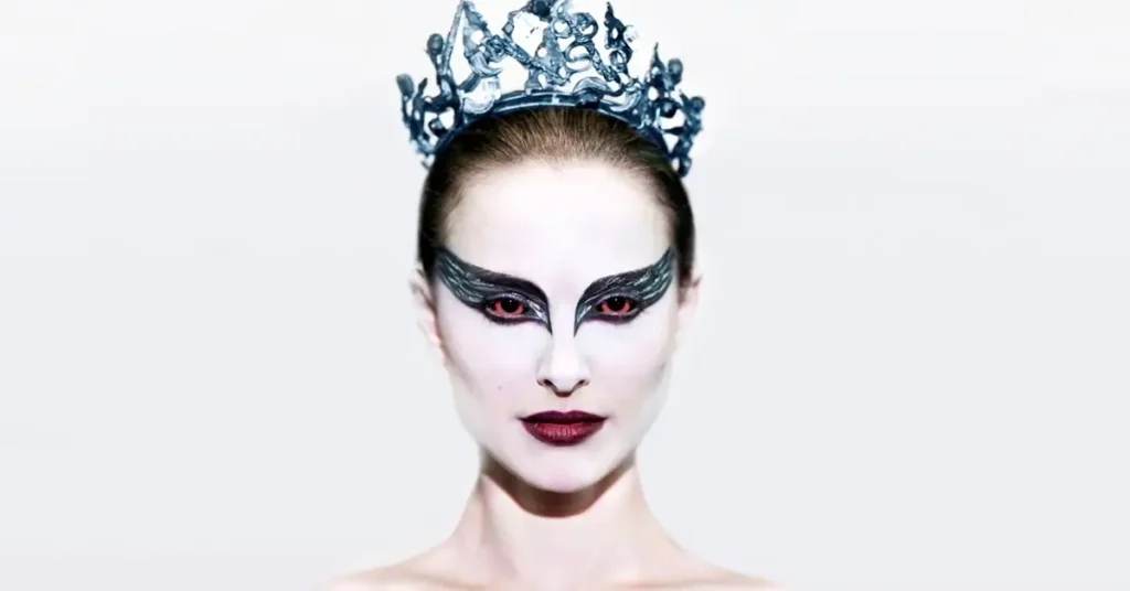 natalie portman cisne negro Natalie Portman caracterizada como o Cisne Negro, com maquiagem dramática, olhos vermelhos e coroa