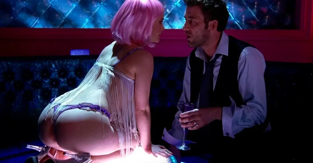 natalie portman closer perto demais Natalie Portman com peruca rosa e lingerie interpreta Alice em uma cena com Clive Owen no filme Closer: Perto Demais (2004)