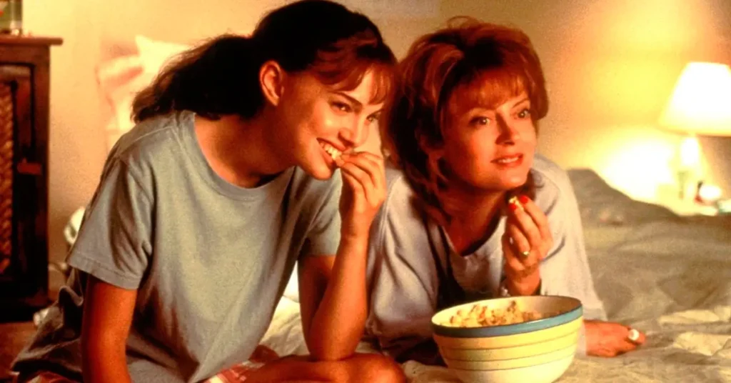 natalie portman em qualquer outro lugar Natalie Portman, aos 18 anos, e Susan Sarandon em cena do filme Em Qualquer Outro Lugar (1999), comendo pipoca em um quarto iluminado