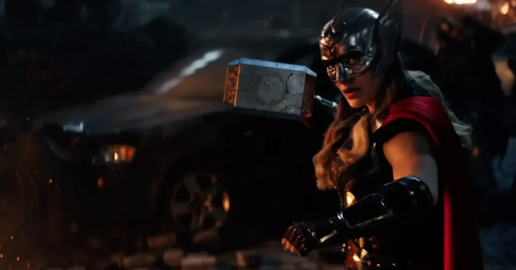 natalie portman jane foster Natalie Portman como Jane Foster empunhando o Mjölnir em sua versão de Poderosa Thor, em cena do filme Thor: Amor e Trovão (2022).