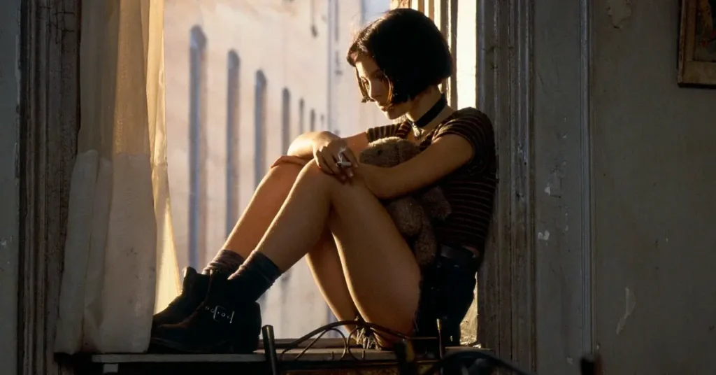 natalie portman o profissional Natalie Portman aos 12 anos interpretando Mathilda Lando, sentada em uma janela com um ursinho de pelúcia, no filme O Profissional (1994)