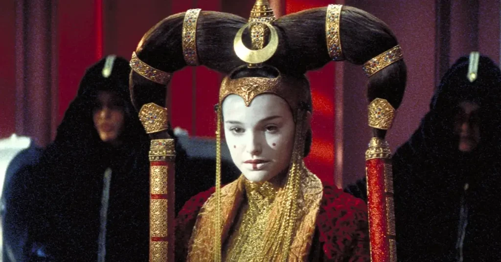 natalie portman queen amidala Natalie Portman caracterizada como Rainha Amidala em Star Wars: Episódio I – A Ameaça Fantasma (1999), com maquiagem branca e traje cerimonial