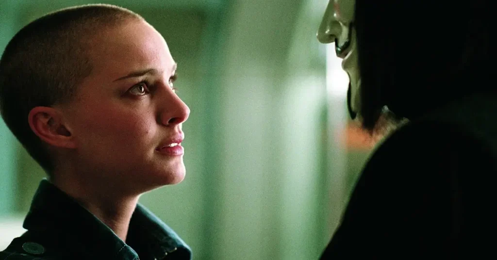 natalie portman v vinganca Natalie Portman interpreta Evey Hammond ao lado do personagem V, vivido por Hugo Weaving, em V de Vingança (2005)