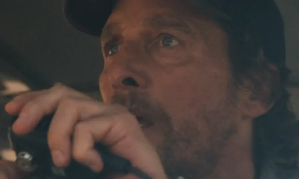 o onibus perdido teaser Matthew McConaughey em cena tensa do teaser de O Ônibus Perdido (The Lost Bus), filme de thriller da Apple TV dirigido por Paul Greengras