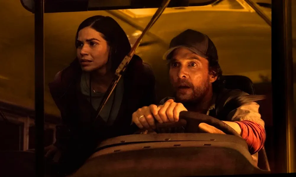 o onibus perdido trailer Cena do filme O Ônibus Perdido (2025) com America Ferrera e Matthew McConaughey dentro de um ônibus em alta tensão.