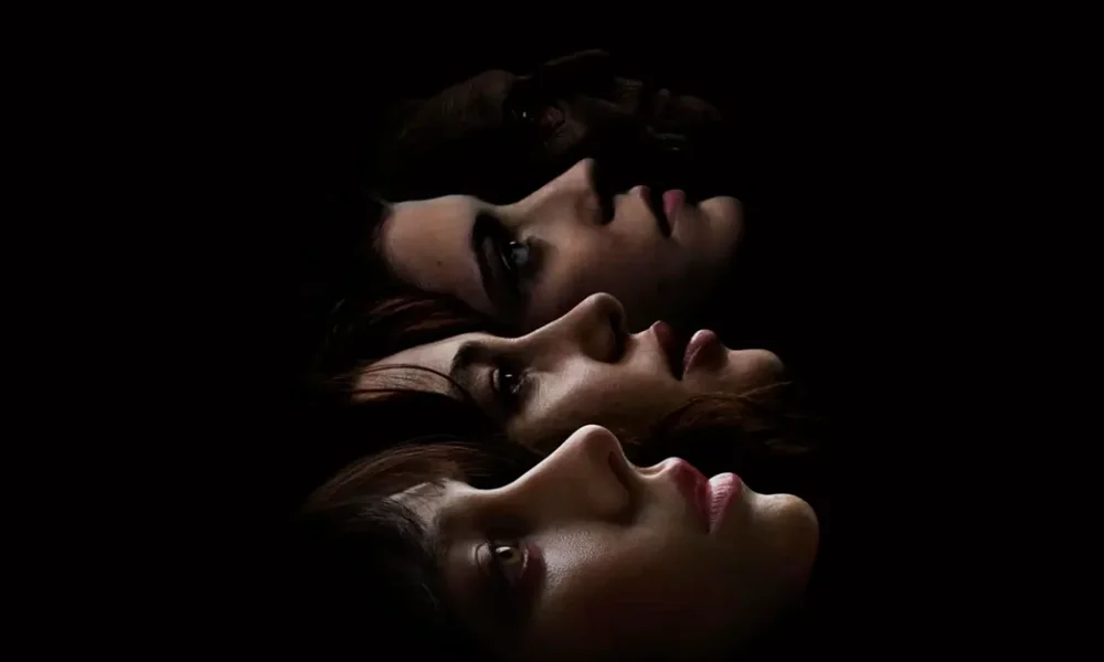o pranto do mal max Ester Expósito, Mathilde Ollivier e Malena Villa com rostos alinhados na escuridão em imagem promocional do filme O Pranto do Mal (El llanto)