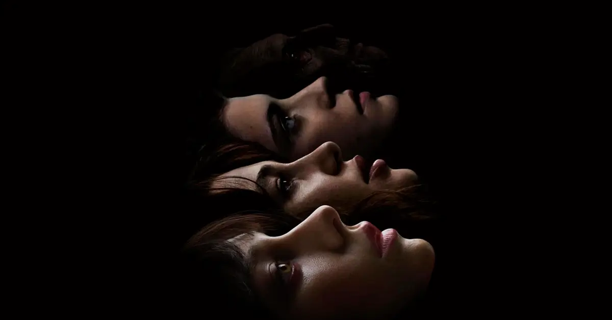 Ester Expósito, Mathilde Ollivier e Malena Villa com rostos alinhados na escuridão em imagem promocional do filme O Pranto do Mal (El llanto)