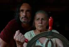 Cena do filme O Último Azul com Denise Weinberg e Rodrigo Santoro no comando de uma embarcação.
