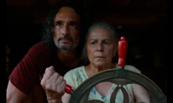 Cena do filme O Último Azul com Denise Weinberg e Rodrigo Santoro no comando de uma embarcação.