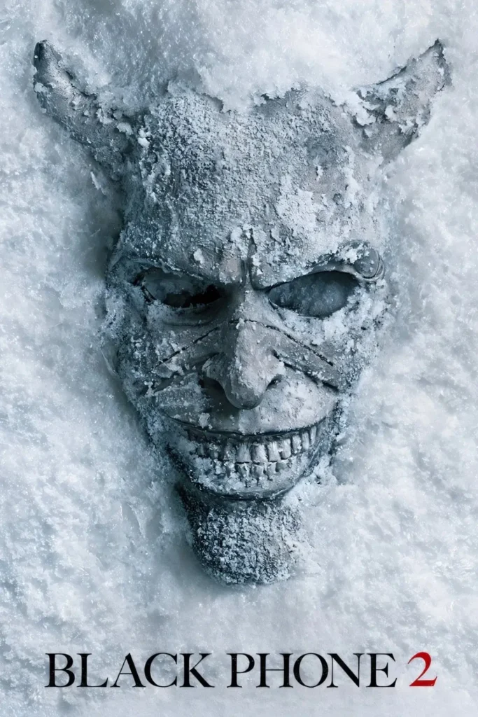 Pôster oficial de O Telefone Preto 2 (2025) mostra a máscara do vilão parcialmente enterrada na neve, em uma imagem sombria e gelada.