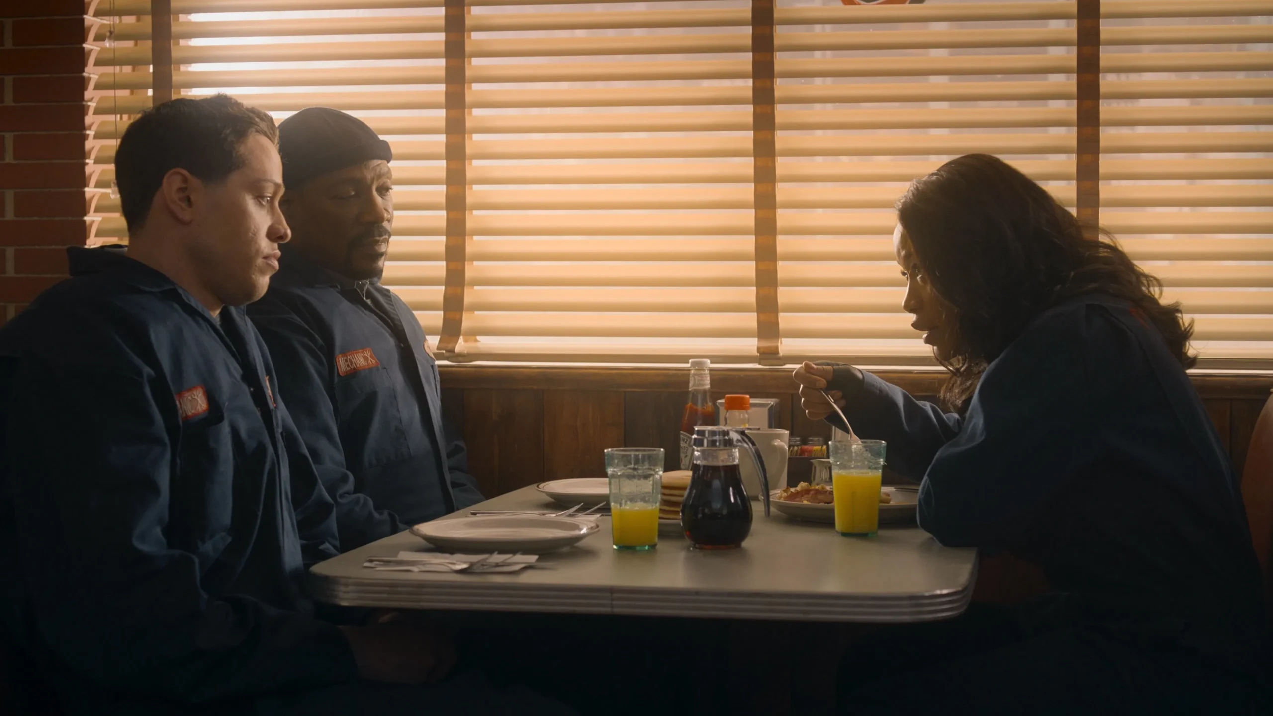 ena do filme A Última Missão (2025) com Eddie Murphy, Pete Davidson e Keke Palmer em uma lanchonete