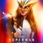 Pôster do filme Superman (2025) com Isabela Merced como Kendra Saunders, a Mulher-Gavião, empunhando uma maça e usando elmo dourado.