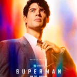 Pôster do filme Superman com David Corenswet como Clark Kent, ajustando sua gravata diante de um fundo colorido.