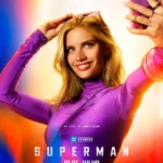 Pôster do filme Superman (2025) com Sara Sampaio como Eve Teschmacher, tirando uma selfie com celular rosa e óculos de sol.
