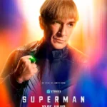 Pôster do filme Superman (2025) com Nathan Fillion como Guy Gardner, segurando o anel do Lanterna Verde com fundo colorido.
