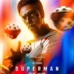Pôster do filme Superman (2025) com Edi Gathegi como Sr. Incrível, usando máscara e uniforme tecnológico com esferas flutuantes.