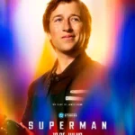 Pôster do filme Superman com Skyler Gisondo como Jimmy Olsen, segurando uma câmera e sorrindo.